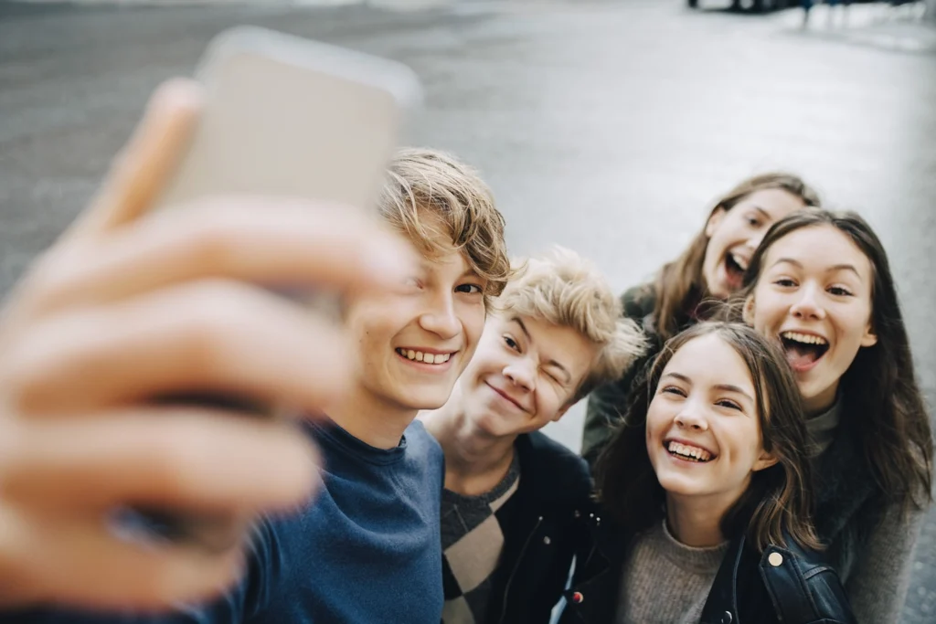 Country-Bank-five-older-teen-students-smiling-and-taking-a-selfie
