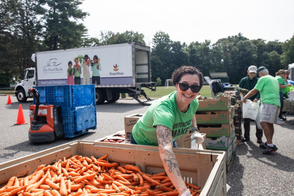 Country-Bank-Employee-Smiles-Volunteers-Food-Bank